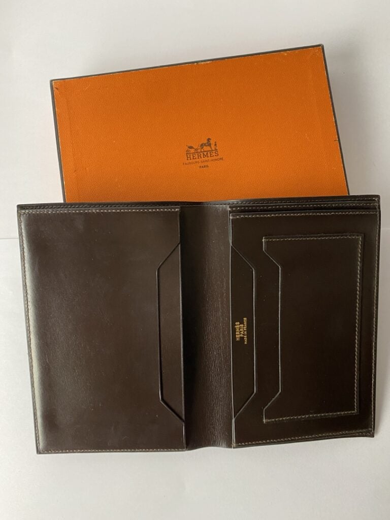 HERMES Paris - Portefeuilles en box marron, intérieur compartimenté - 15 x 10.5…