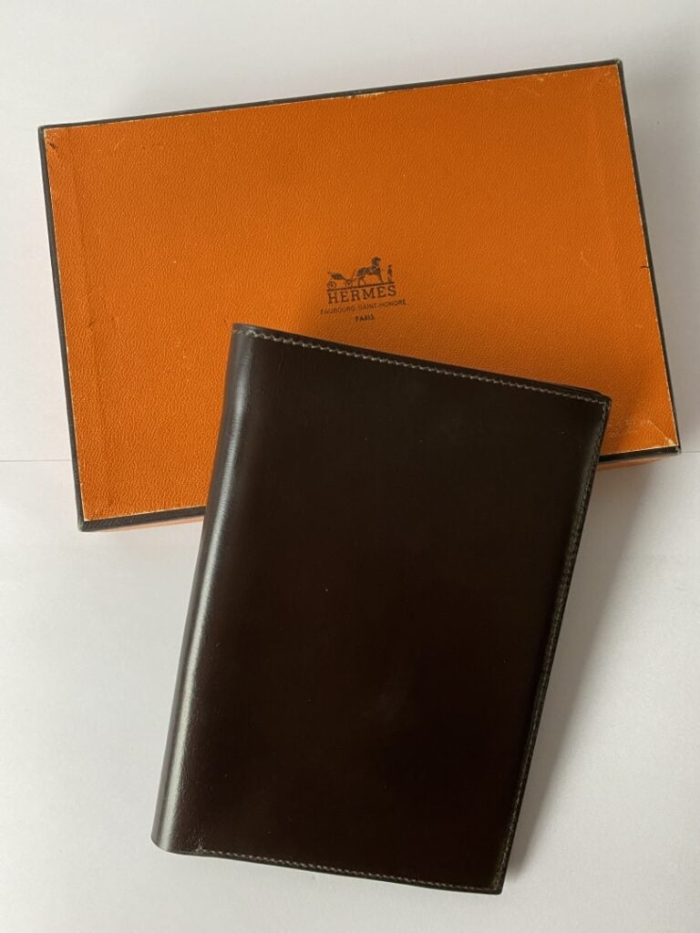 HERMES Paris - Portefeuilles en box marron, intérieur compartimenté - 15 x 10.5…