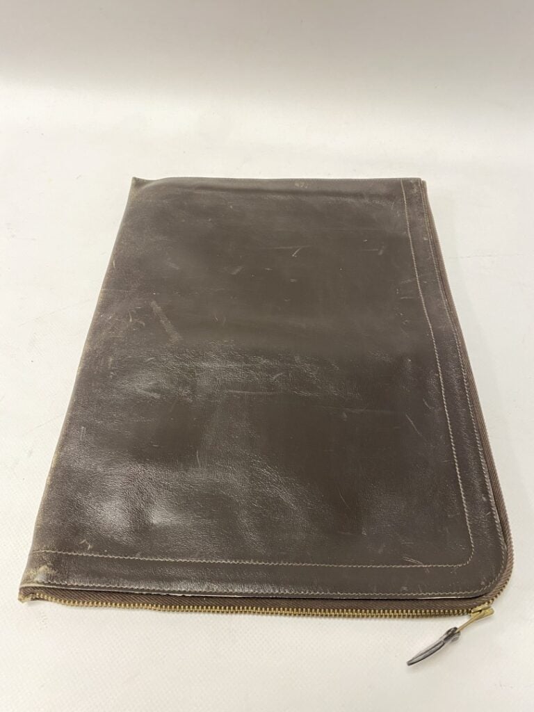 HERMÈS pochette porte document en cuir chocolat. - Usure à la pliure et rayures…
