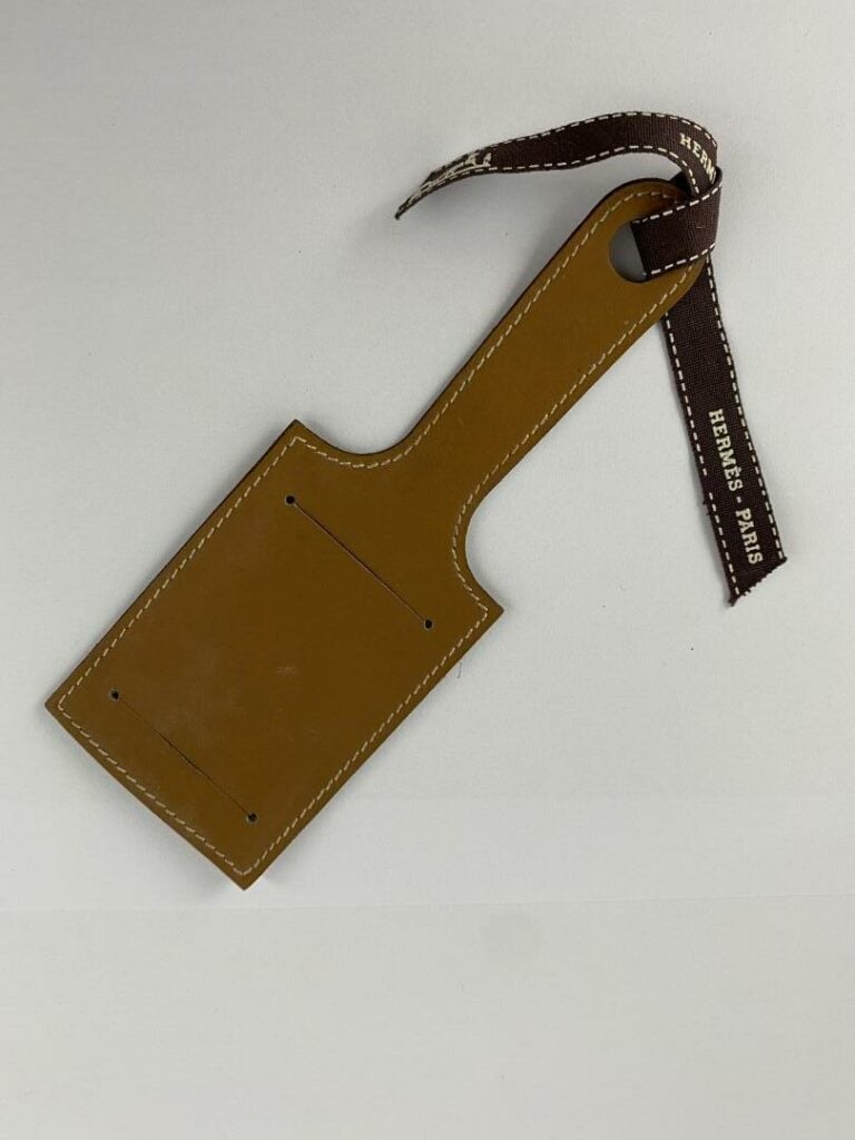 HERMÈS - Porte-nom en cuir naturel, signé - Très bon état