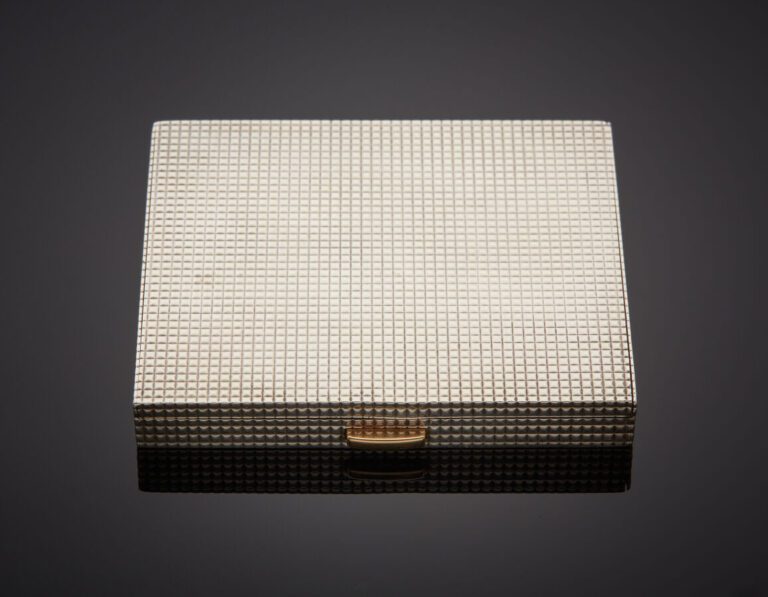HERMES - POUDRIER rectangulaire en argent (800‰) guilloché à motifs « pointes d…