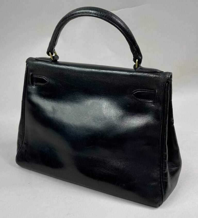 HERMES - Sac Kelly en box noir - 28 cm - (bon état, vintage, usures aux angles)…