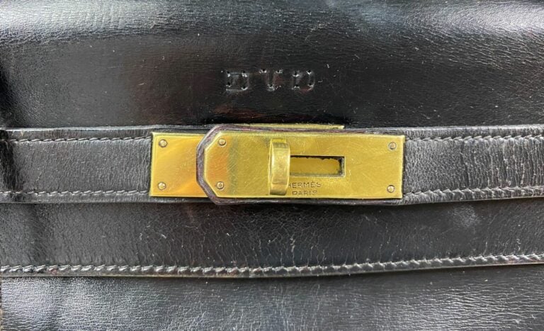 HERMES - Sac Kelly en box noir - 28 cm - (bon état, vintage, usures aux angles)…