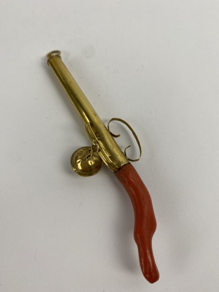 Hochet en or jaune (750) et corail rouge orné d'un grelot - XIXe siècle - Poids…