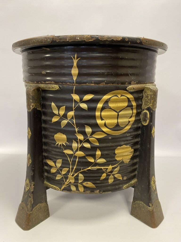 HOKAI - BOITE DE RANGEMENT EN BOIS LAQUE - Japon - De forme ronde et nervuré en…