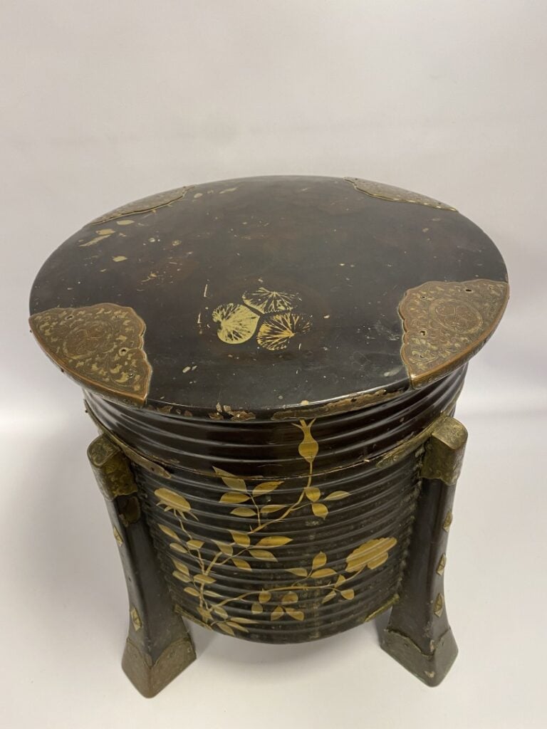 HOKAI - BOITE DE RANGEMENT EN BOIS LAQUE - Japon - De forme ronde et nervuré en…