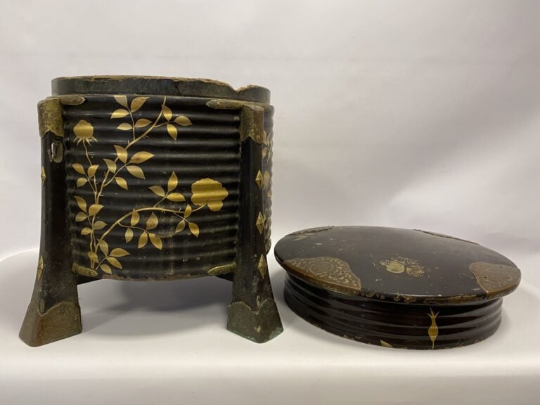 HOKAI - BOITE DE RANGEMENT EN BOIS LAQUE - Japon - De forme ronde et nervuré en…