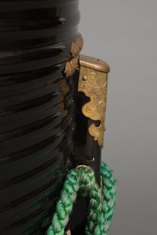 Hokai circulaire en bois laqué noir ?? (contenant coquillage couvert). Le couve…