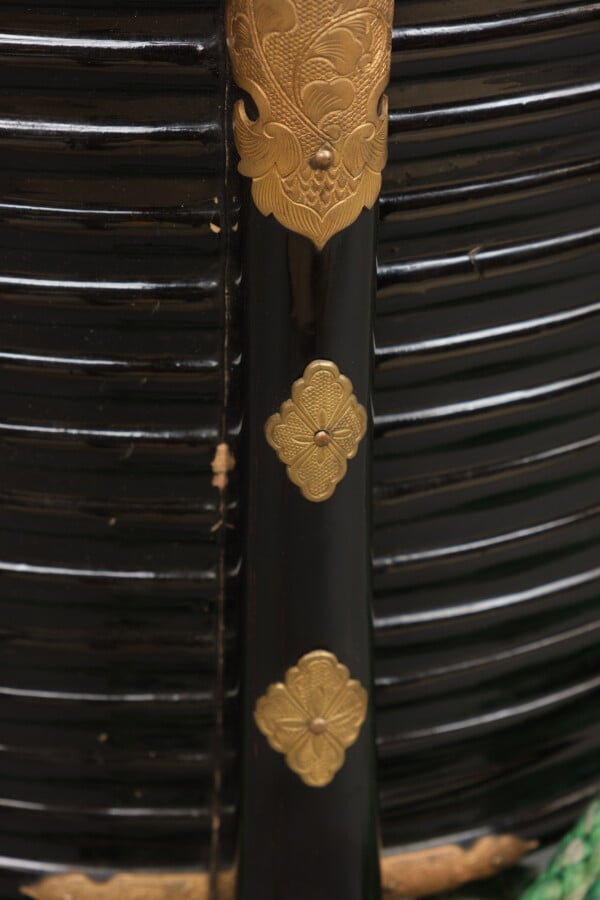 Hokai circulaire en bois laqué noir ?? (contenant coquillage couvert). Le couve…