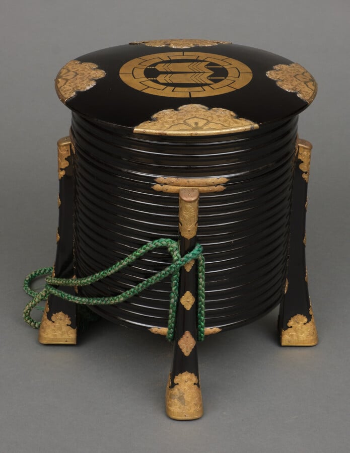 Hokai circulaire en bois laqué noir ?? (contenant coquillage couvert). Le couve…