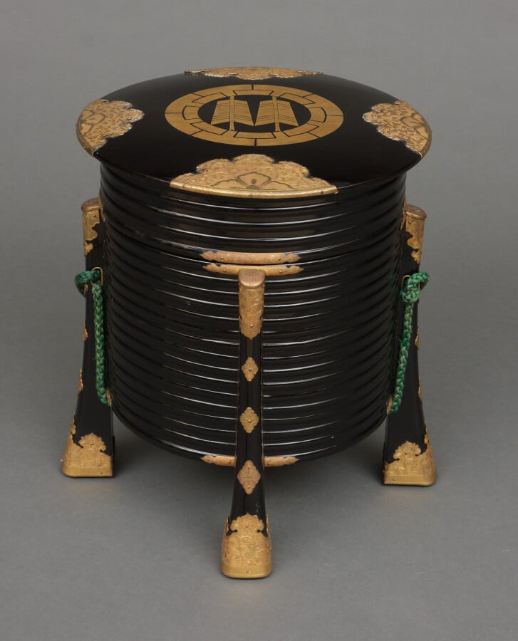 Hokai circulaire en bois laqué noir ?? (contenant coquillage couvert). Le couve…