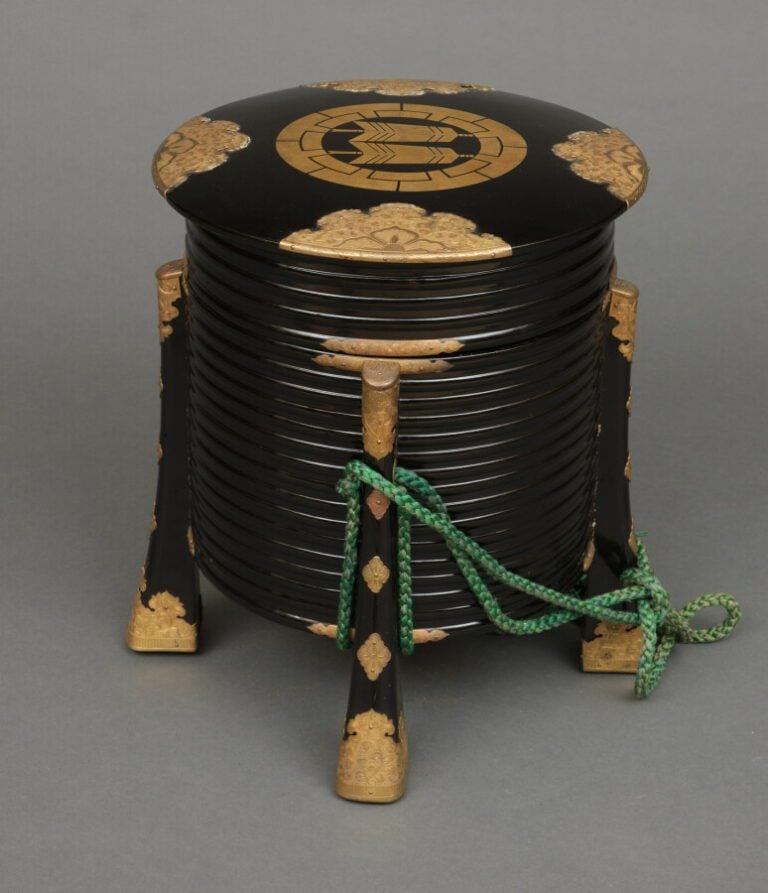 Hokai circulaire en bois laqué noir ?? (contenant coquillage couvert). Le couve…