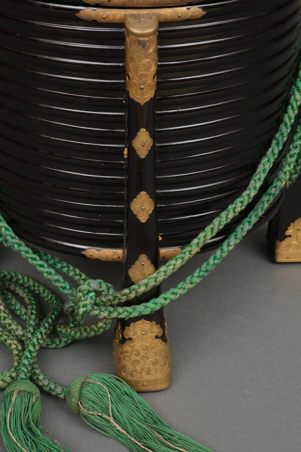 Hokai circulaire en bois laqué noir ?? (contenant coquillage couvert). Le couve…
