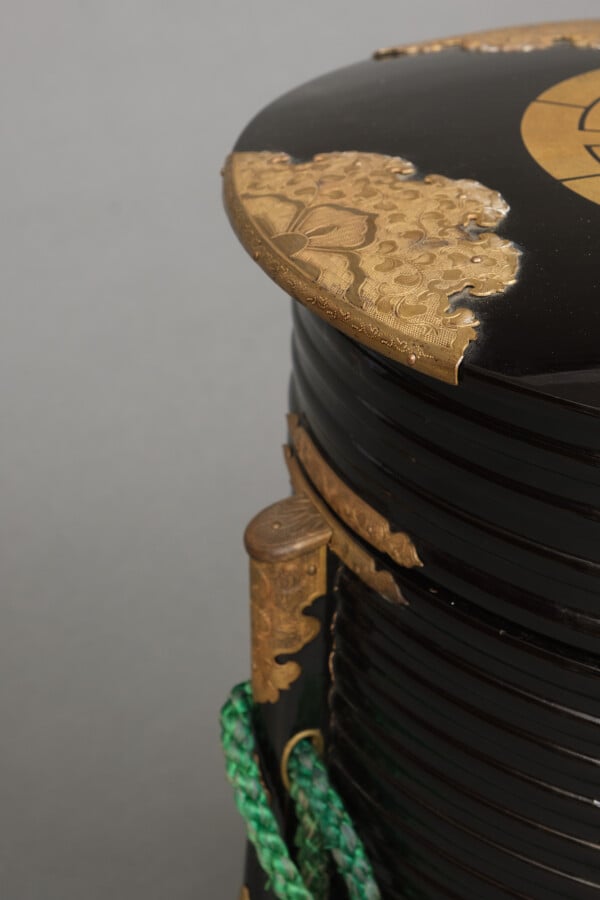 Hokai circulaire en bois laqué noir ?? (contenant coquillage couvert). Le couve…