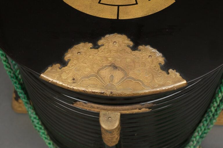 Hokai circulaire en bois laqué noir ?? (contenant coquillage couvert). Le couve…