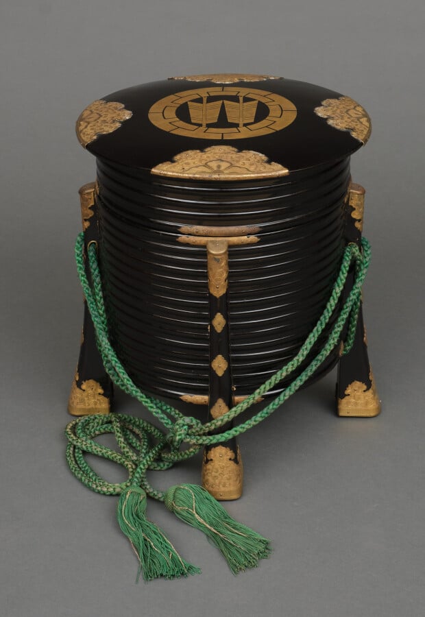 Hokai circulaire en bois laqué noir ?? (contenant coquillage couvert). Le couve…