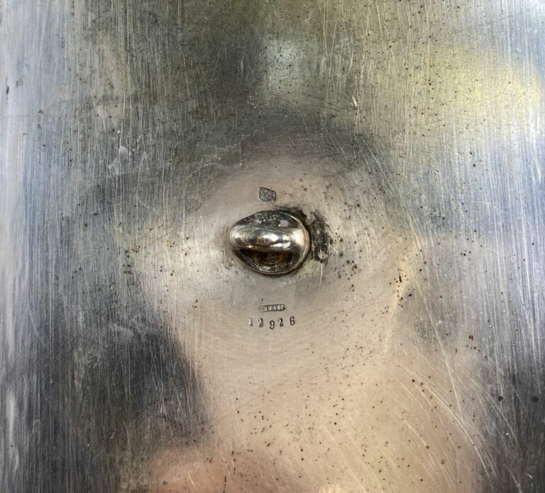 HOURET - Huilier-vinaigrier en métal argenté, la prise à motifs d'enroulements…