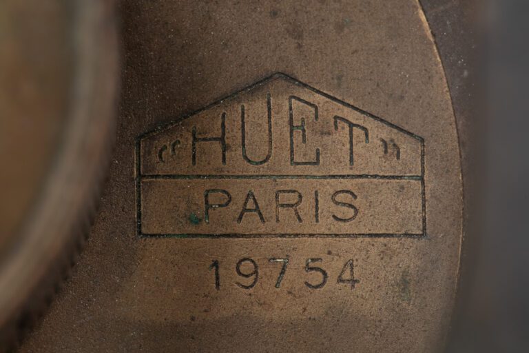 HUET PARIS. - Paire de jumelles de Marine en bronze, avec ses filtres verts - N…