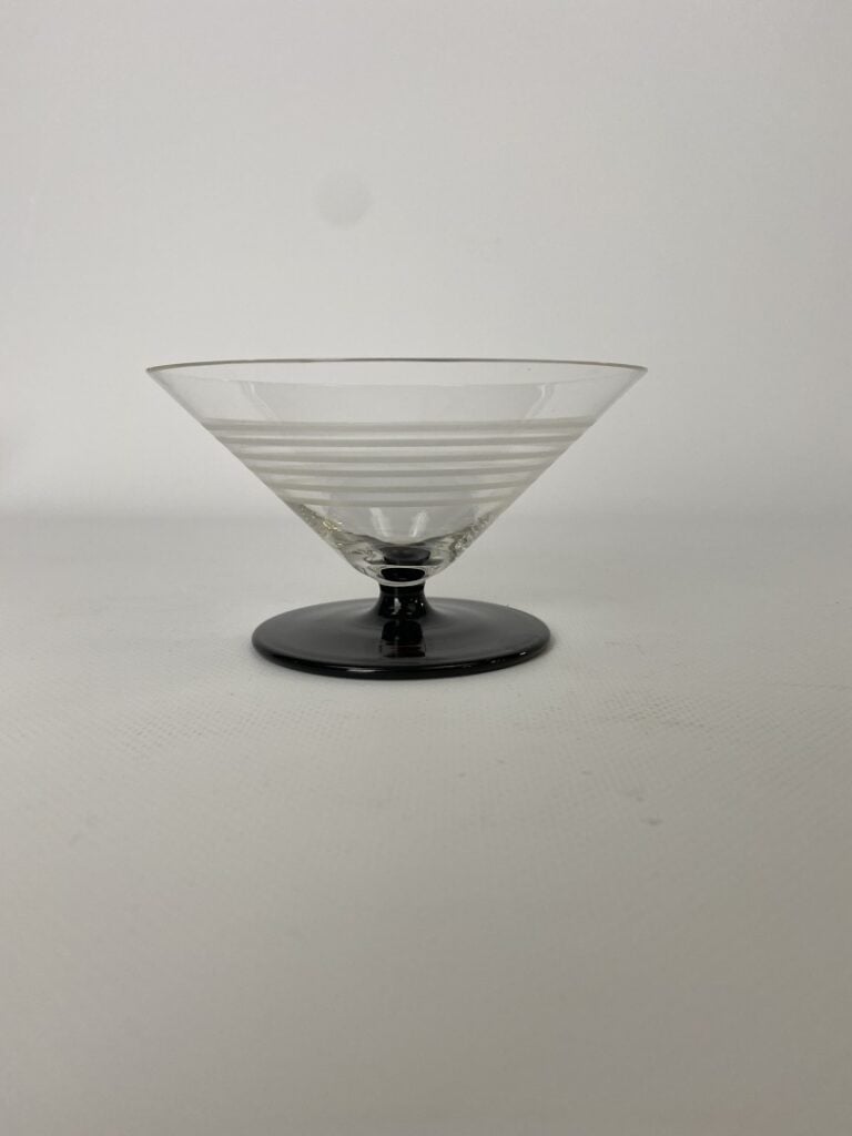 Huit coupes sur pied dans le style Art déco. - (ébréchures)