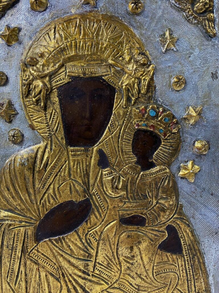 Icône sur panneau de bois - Vierge à l'enfant sur fond argenté à motif ondé et…