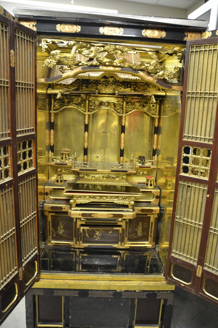 IMPORTANT AUTEL DOMESTIQUE EN BOIS DORE ET BOIS NOIRCI - Japon - La niche centr…