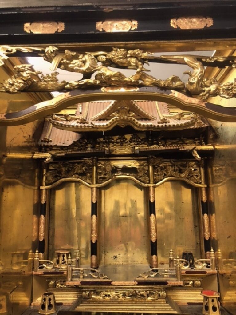 IMPORTANT AUTEL DOMESTIQUE EN BOIS DORE ET BOIS NOIRCI - Japon - La niche centr…