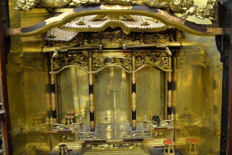 IMPORTANT AUTEL DOMESTIQUE EN BOIS DORE ET BOIS NOIRCI - Japon - La niche centr…