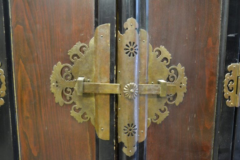 IMPORTANT AUTEL DOMESTIQUE EN BOIS DORE ET BOIS NOIRCI - Japon - La niche centr…