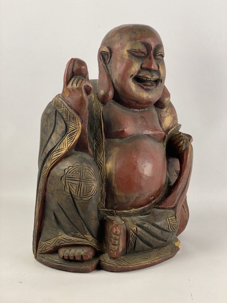 Important bouddha en bois laqué sculpté - Chine - Représenté assis, souriant et…