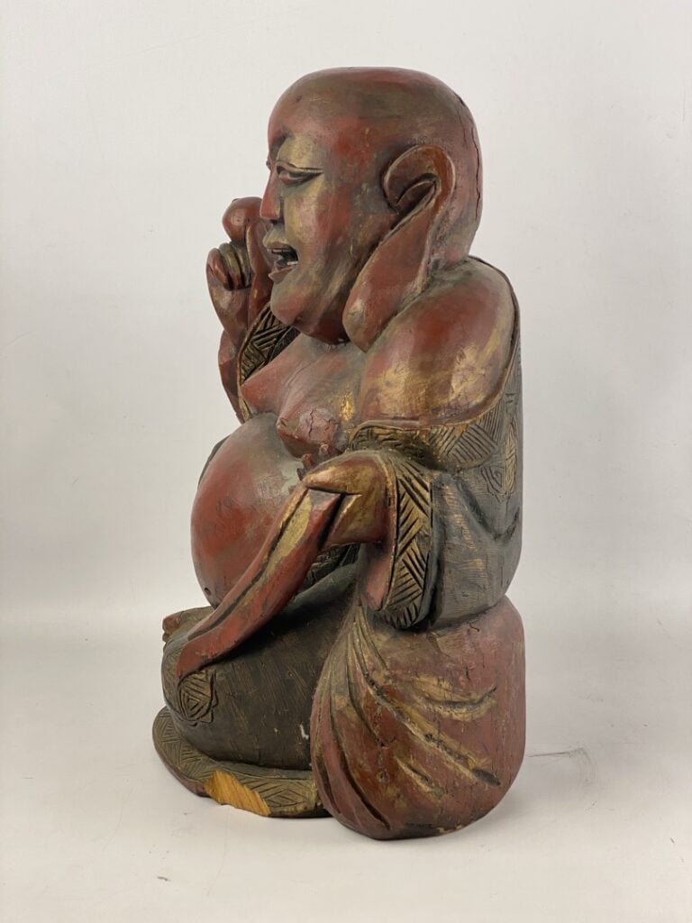 Important bouddha en bois laqué sculpté - Chine - Représenté assis, souriant et…