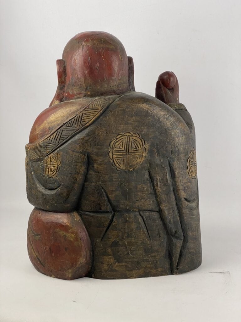 Important bouddha en bois laqué sculpté - Chine - Représenté assis, souriant et…