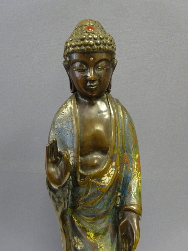 [-] IMPORTANT BOUDDHA EN BRONZE ET EMAUX CLOISONNES - Japon - Il est représenté…
