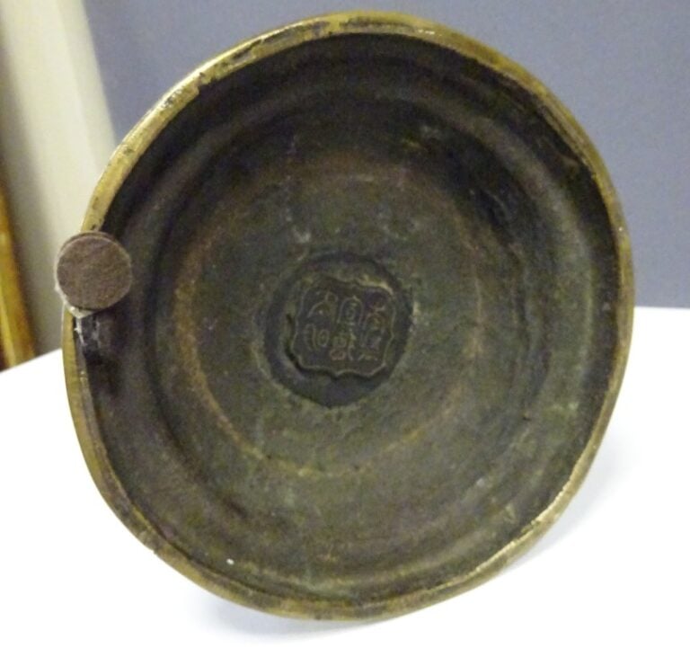 [-] IMPORTANT BOUDDHA EN BRONZE ET EMAUX CLOISONNES - Japon - Il est représenté…