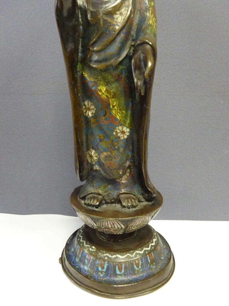 [-] IMPORTANT BOUDDHA EN BRONZE ET EMAUX CLOISONNES - Japon - Il est représenté…