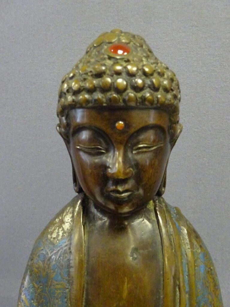 [-] IMPORTANT BOUDDHA EN BRONZE ET EMAUX CLOISONNES - Japon - Il est représenté…