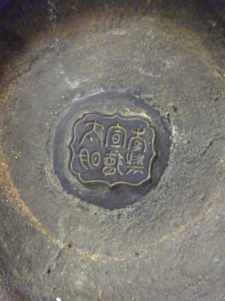[-] IMPORTANT BOUDDHA EN BRONZE ET EMAUX CLOISONNES - Japon - Il est représenté…