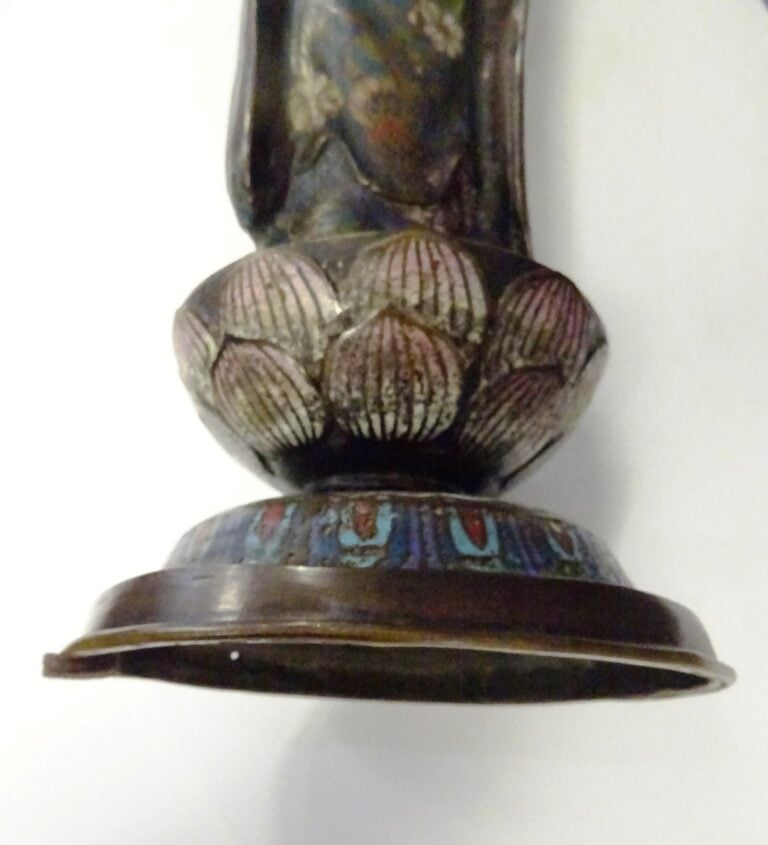 [-] IMPORTANT BOUDDHA EN BRONZE ET EMAUX CLOISONNES - Japon - Il est représenté…