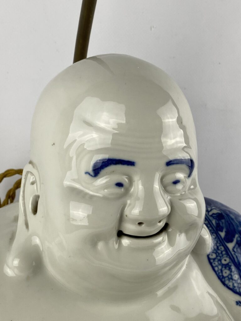 Important bouddha en porcelaine bleu blanc - Chine - Représenté assis en rajala…