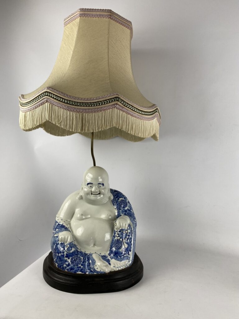 Important bouddha en porcelaine bleu blanc - Chine - Représenté assis en rajala…