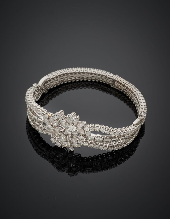 Important BRACELET "bouquet de fleurs" en or gris (750‰) ajouré et articulé, co…
