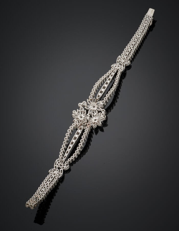 Important BRACELET "bouquet de fleurs" en or gris (750‰) ajouré et articulé, co…