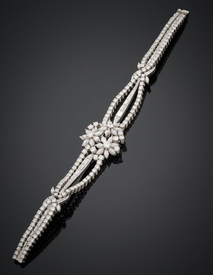 Important BRACELET "bouquet de fleurs" en or gris (750‰) ajouré et articulé, co…