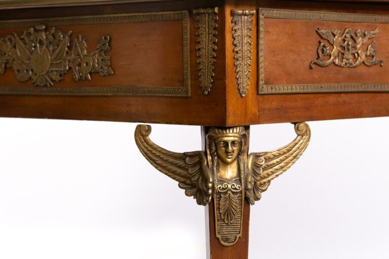 Important bureau plat en placage d'acajou, trois tiroirs en ceinture sur une fa…
