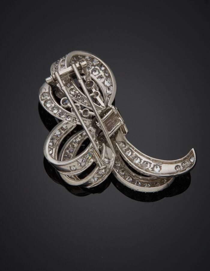 Important CLIP de CORSAGE "noeud" en platine (min. 800‰) et or gris (750%) ajou…