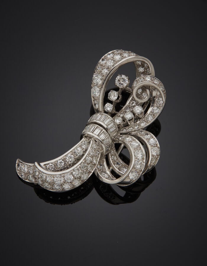 Important CLIP de CORSAGE "noeud" en platine (min. 800‰) et or gris (750%) ajou…