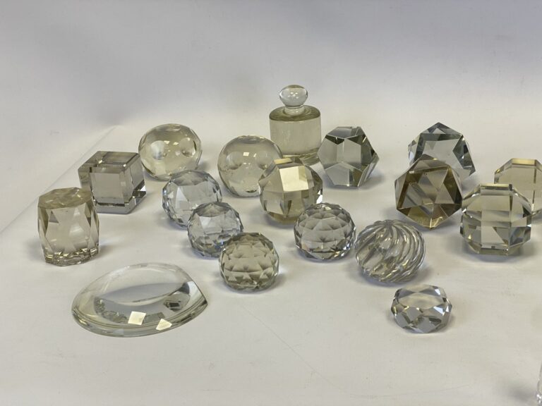 Important ensemble de boules presse-papiers en verre ou cristal taillé de forme…