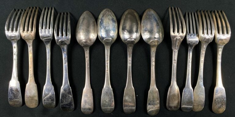 Important ensemble de couverts en argent, XVIIIe et XIXe siècles, modèle uni ou…