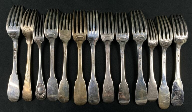 Important ensemble de couverts en argent, XVIIIe et XIXe siècles, modèle uni ou…
