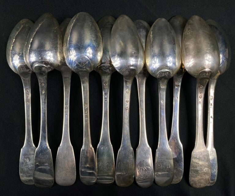 Important ensemble de couverts en argent, XVIIIe et XIXe siècles, modèle uni ou…