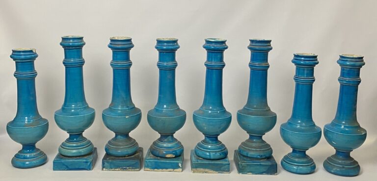 Important ensemble de huit vases balustres en céramique bleue turquoise dans le…
